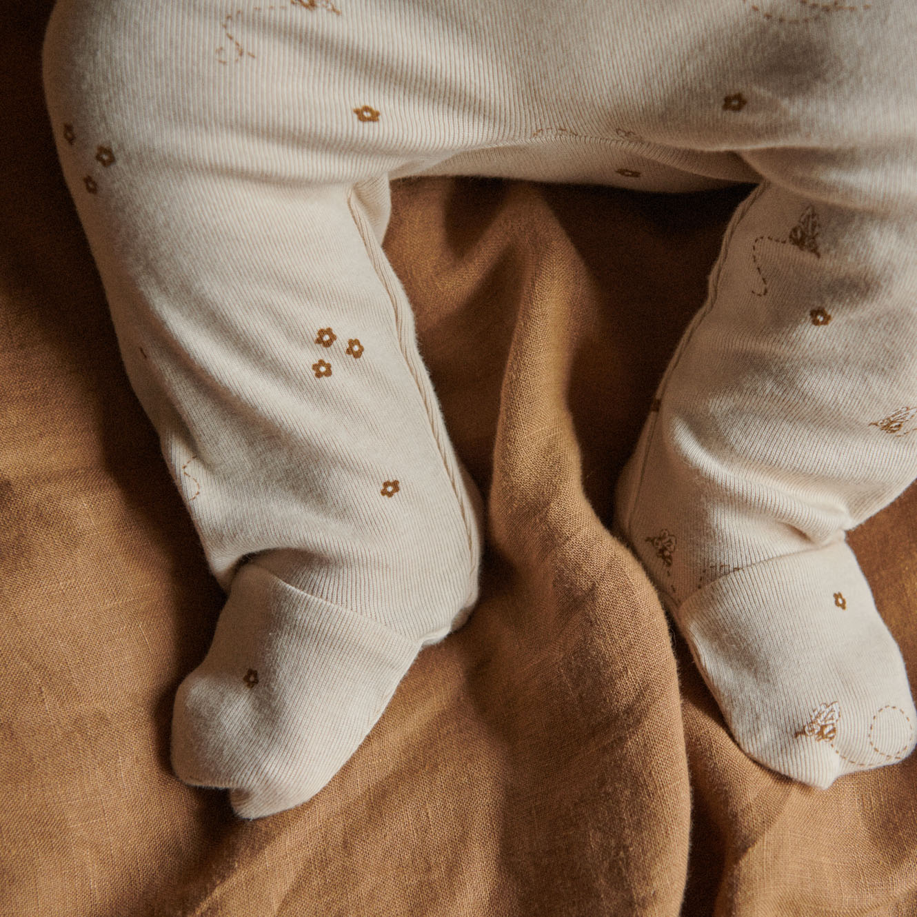 FOOTED ROMPERS | Bumble Bee Print-Extra Img - 1
